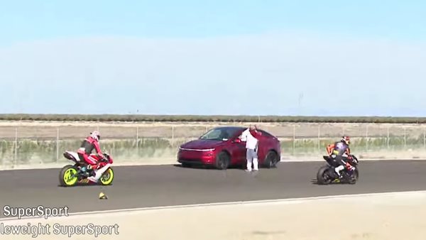 Απίστευτο περιστατικό: Οδηγός Tesla μπήκε ανάποδα σε πίστα αγώνων για να φορτίσει