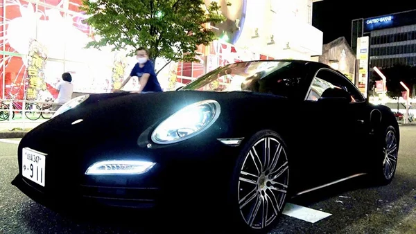 Video: Έτσι βάφεται η πιο μαύρη Porsche 911 στον κόσμο