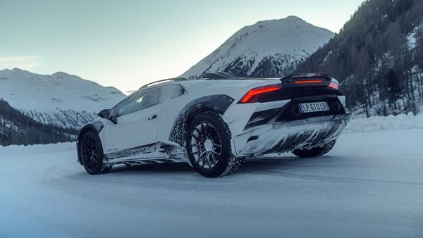 Παιχνίδια στο χιόνι με Lamborghini Huracan Sterrato (εικόνες, video)