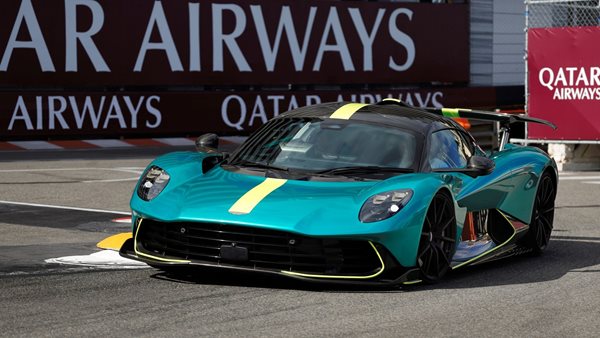 Aston Martin Valhalla: Δημόσιο ντεμπούτο στο Μονακό με τον Alonso στο τιμόνι