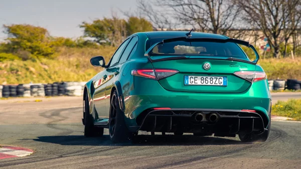 Ο Tavares της Stellantis "καίει" την παραγωγή των EV