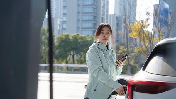 Ηλεκτρικό αυτοκίνητο μετατράπηκε σε εφιάλτη για Κινέζα