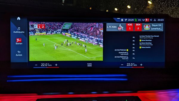 Δες μπαλίτσα στην οθόνη 31 ιντσών της BMW i7