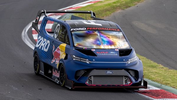 Δείτε το Ford SuperVan να πηγαίνει τέρμα γκάζι στο Nurburgring-Έκανε ιστορικό ρεκόρ (video)
