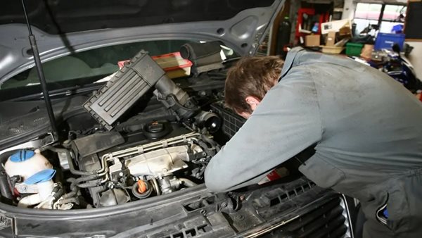 Μήπως εξαφανίστηκαν οι μηχανικοί της πίσω αυλής;