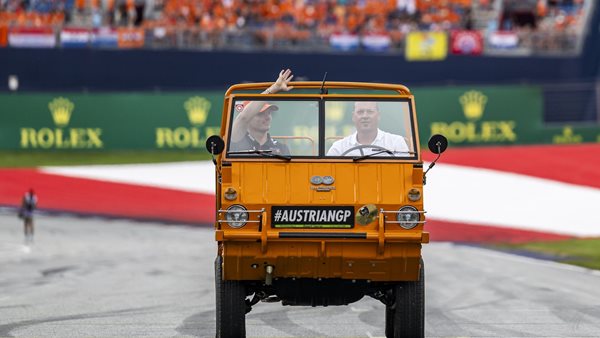 To απίστευτο Steyr με το οποίο παρέλασαν οι οδηγοί της F1 στην Αυστρία