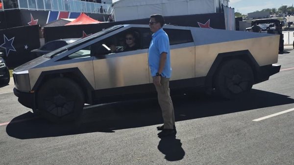 F1: O Elon Musk πήγε στην πίστα με το Tesla Cybertruck
