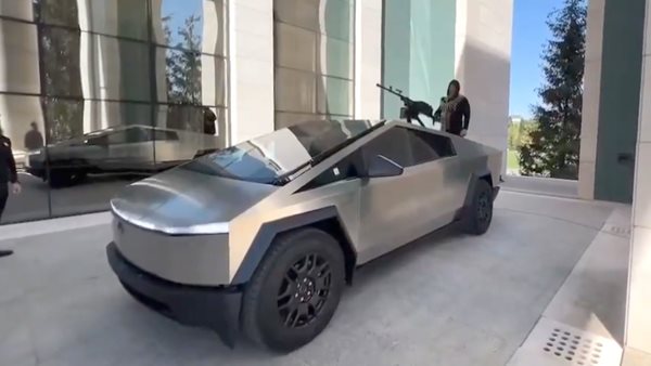 Tesla Cybertruck με πολυβόλο για τον πόλεμο στην Ουκρανία