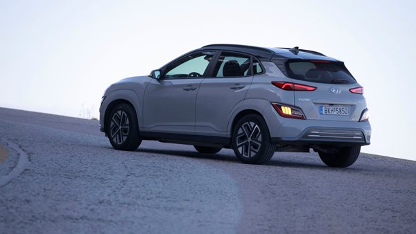 Hyundai Kona Electric 64kWh: Σε ταξιδεύει. Κυριολεκτικά
