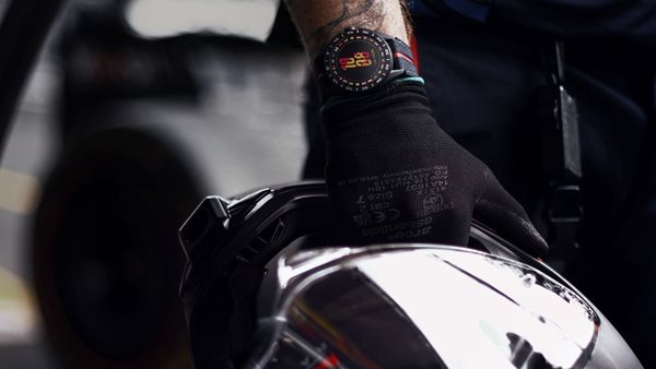 Η TAG Heuer συνεργάζεται ξανά με την Red Bull για ένα εντυπωσιακό Smartwatch