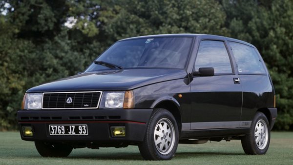 Δύο ιστορικές μάρκες αυτοκινήτων θέλει να πουλήσει η ιταλική κυβέρνηση στους Κινέζους