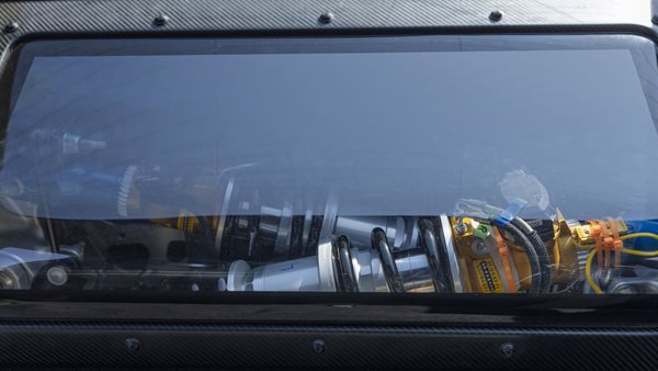 H Ford έβαλε παράθυρο για να βλέπεις την απίθανη ανάρτηση της Mustang GTD σε δράση (video)