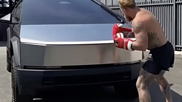 Δείτε τον Jake Paul να ανατινάζει ένα Cybertruck με μια γροθιά (video)