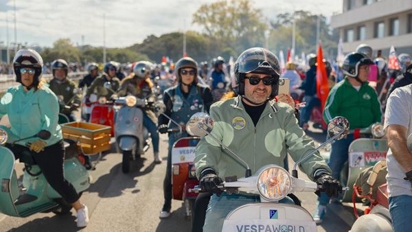 Vespa World Days 2025: Κοσμοσυρροή στη Χιχόν της Ισπανίας από χιλιάδες Vespisti