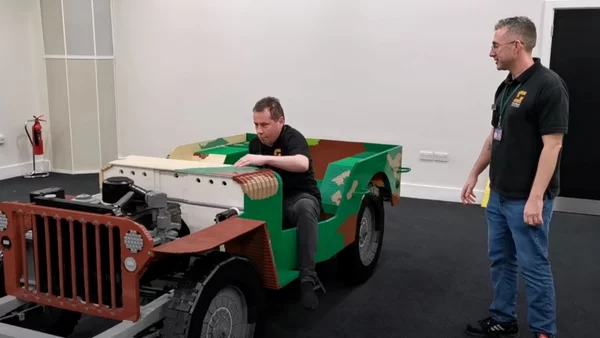 Πώς καταστρέφεις ένα τζιπ Lego με 120.000 τουβλάκια