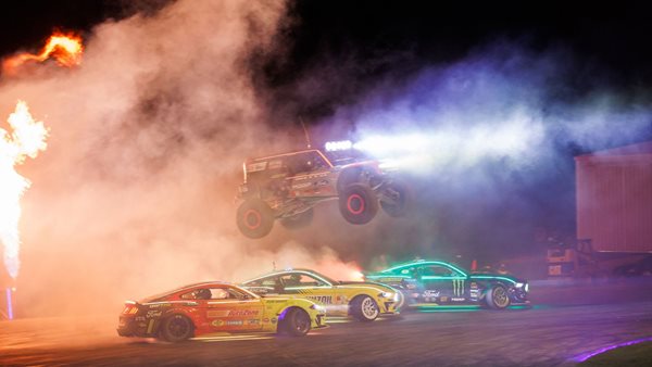 Happy Halloween με τρία Ford Mustang να κάνουν burnout