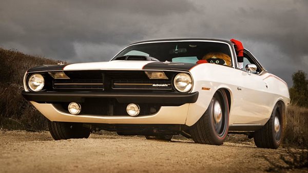 Τα McDonald's έφτιαξαν αυτοκίνητο, λέγεται Burgercuda και έχει ειδική υποδοχή για burgers (εικόνες)