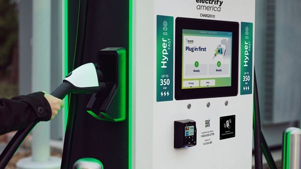 Έρευνα: Πώς η φόρτιση ενός ηλεκτρικού ρυπαίνει το περιβάλλον