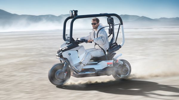 Το νέο αστικό δίτροχο της BMW με κλωβό ασφαλείας και ηλεκτροκινητήρα-δεν χρειάζεται κράνος