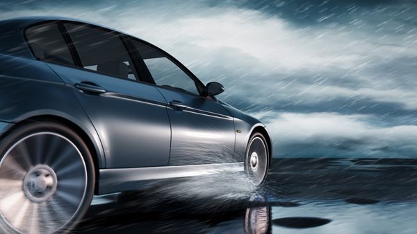 Οδήγηση στη βροχή; Τι πρέπει να προσέχεις