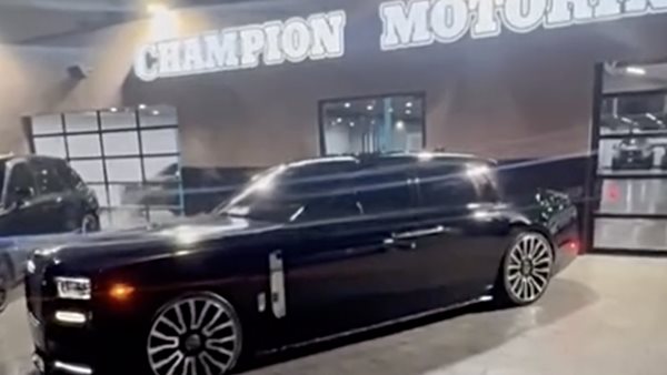 Διάσημος μποξέρ έκανε δώρο γενεθλίων στον εαυτό του δύο Rolls-Royce (video)