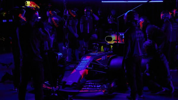 Η Red Bull έκανε το πρώτο pit stop στο σκοτάδι σε απίστευτο χρόνο