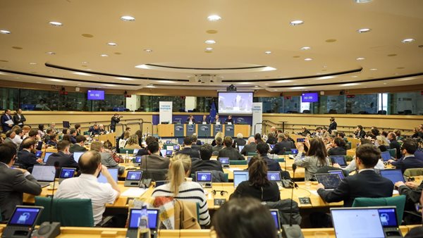 Ευρωπαϊκή Επιτροπή: Αλλάζει τους νόμους για τους ρύπους για να σώσει τα ευρωπαϊκά αυτοκίνητα