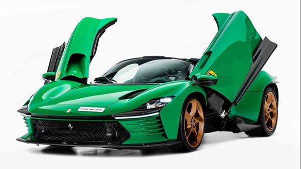 Πόσα θα έδινες για μια Ferrari με την υπογραφή των Leclerc και Sainz;