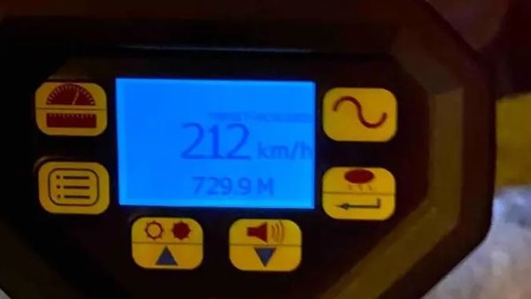 Αττική Οδός: Οδηγός με δύο παιδιά στο αυτοκίνητο πήγαινε με 212 χλμ./ωρα