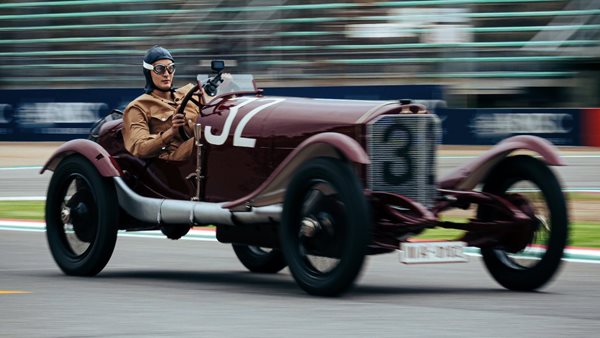 F1: Ο Ράσελ οδηγεί αγωνιστική Mercedes 100 ετών (video)