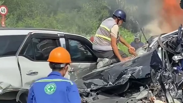 Video: Συγκλονιστική διάσωση οδηγού από φλεγόμενο αυτοκίνητο
