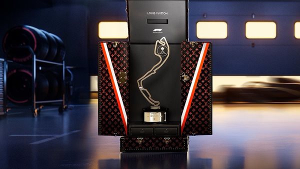 F1: Πώς τα τρόπαια των φετινών Grand Prix κλέβουν την παράσταση