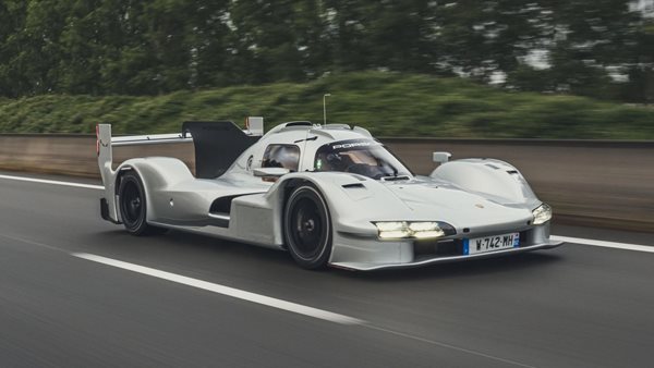 Οδηγούμε την πιο ακραία Porsche με άδεια κυκλοφορίας, τη θηριώδη και μοναδική 963 RSP