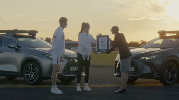 Δείτε το απίθανό ρεκόρ Γκίνες της Lexus (video)