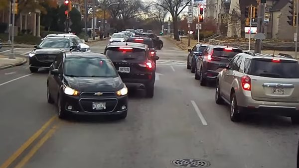 Οδηγός λεωφορείου έγινε ηρωίδα σώζοντας μια ζωή στον δρόμο (+video)