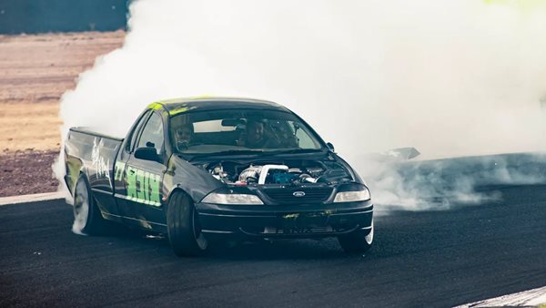 Απολαυστικός Valtteri Bottas κάνει drift με pick up 600 ίππων γιατί μπορεί (video)