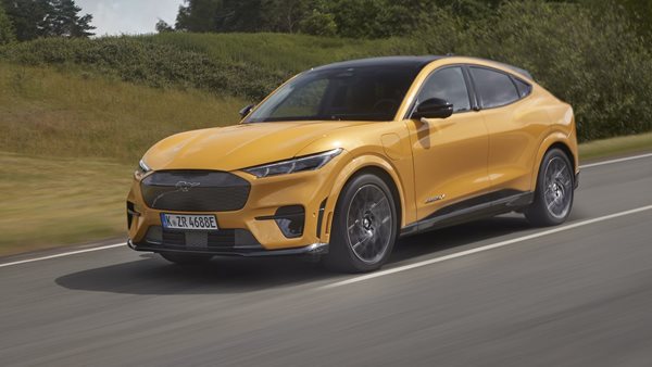 Από το κινητό σου κάνεις την Mustang Mach-E GT ταχύτερη από το Tesla Model Y Performance