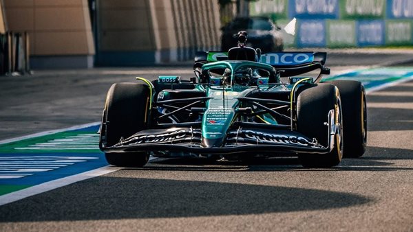 F1: H ολοκαίνουρια Aston Martin AMR25 μέσα στην πίστα (video)