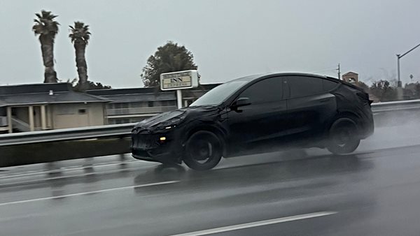 Ακόμα μια δημόσια εμφάνιση του ανανεωμένου Tesla Model Y (video)