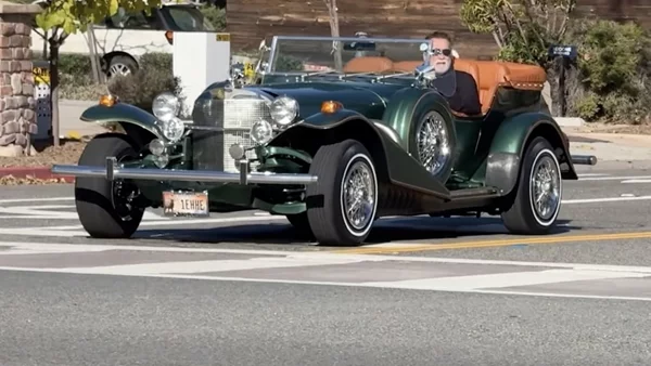 Δείτε τον Schwarzenegger να οδηγεί το ρετρό Excalibur στους δρόμους του Μαλιμπού