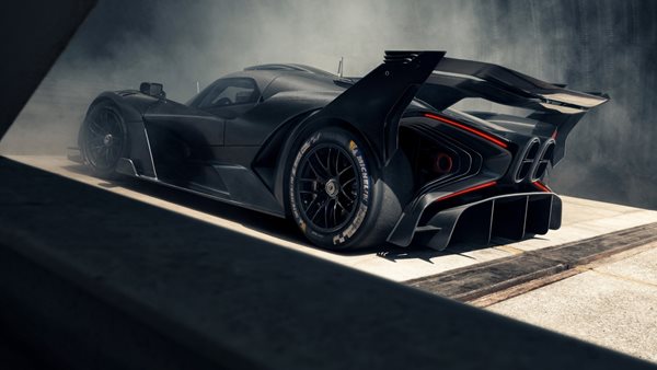 Ρωτήσαμε την τεχνητή νοημοσύνη ποιο αυτοκίνητο οδηγεί ο Άγιος Βαλεντίνος και η φάση είναι cringe