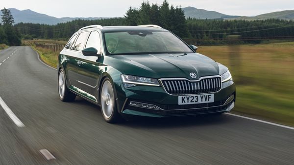 Skoda Superb Sleeper: Με 477 ίππους που δεν του φαίνονται