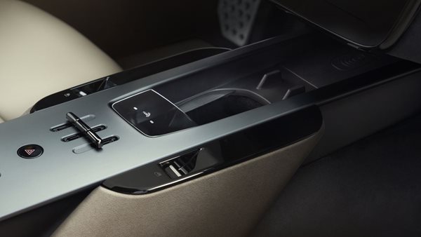 Η θρυλική φίρμα supercars που όλοι λατρεύουν σιχαίνεται τα χειροκίνητα κιβώτια