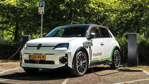 Τι είναι το V2G που φέρνει η Renault για πρώτη φορά στην Ευρώπη και σε ποια πόλη το δοκιμάζει