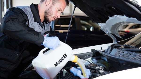 Mobil 1: Το πιο δημοφιλές συνθετικό λιπαντικό έγινε 50 ετών (video)