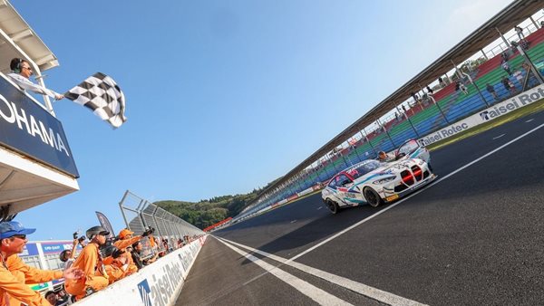 Video: Οδηγός τερματίζει σε αγώνα σπρώχνοντας το αυτοκίνητό του