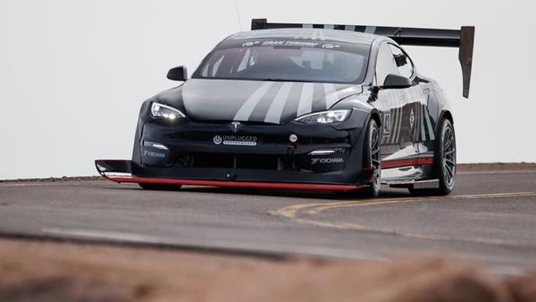 Δεν "είδαν" τερματισμό λόγω της οθόνης του Tesla Model S