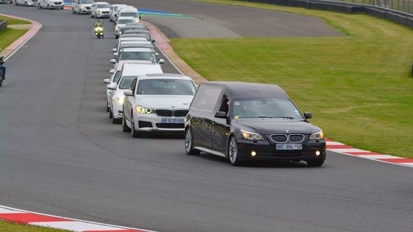 Ρεκόρ Guinness: Η μεγαλύτερη παρέλαση με νεκροφόρες