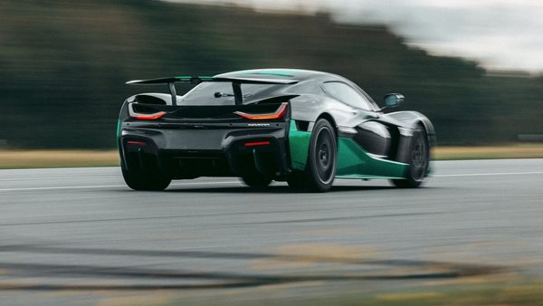 Το Rimac Nevera δεν το κερδίζει κανείς ούτε με την όπισθεν