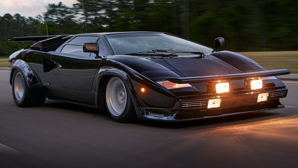 Η μοναδική Lamborghini Countach της ταινίας Cannonball Run και οι πρωταγωνιστρίες σήμερα